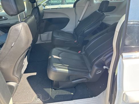Used 2024 Chrysler Pacifica Touring-L image 8