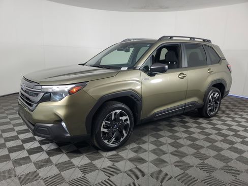 Used 2025 Subaru Forester Premium image 8