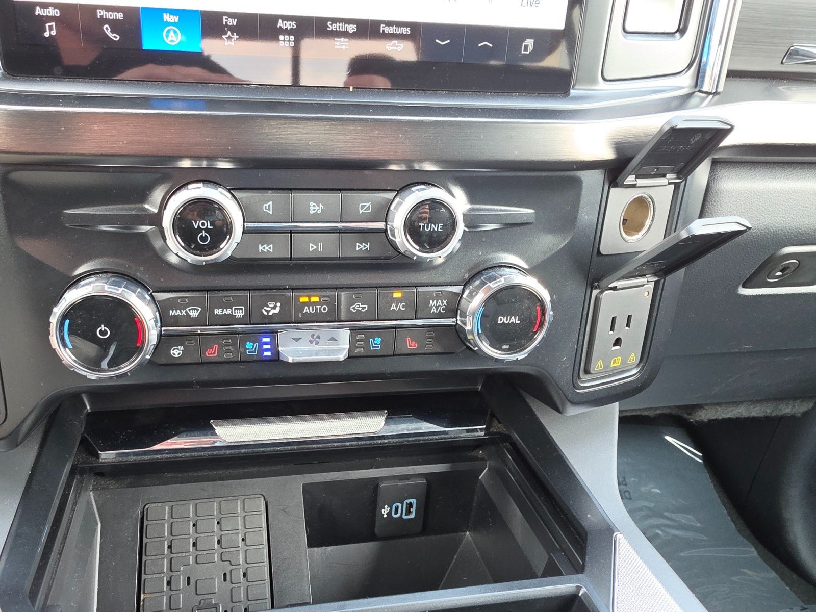 Used 2024 Ford F350 Lariat w/ Lariat Ultimate Package AWD/4WD image 51