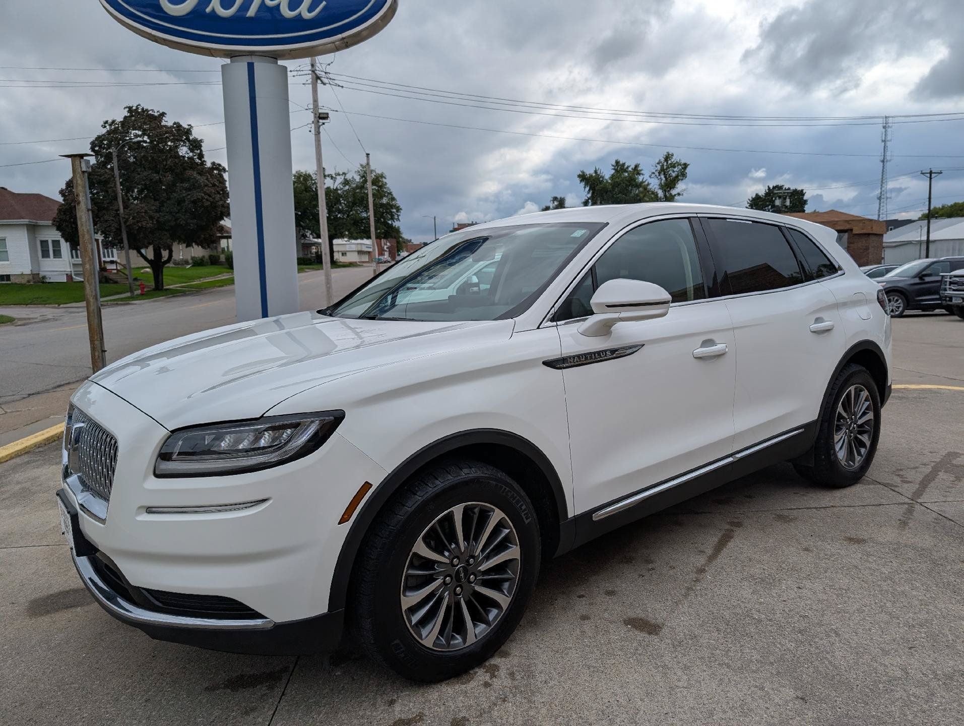 Used 2023 Lincoln Nautilus AWD w/ Premium Package image 2