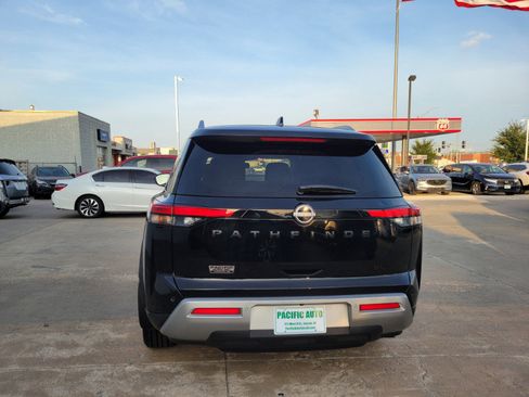 Used 2022 Nissan Pathfinder SL w/ SL Premium Package FWD image 7