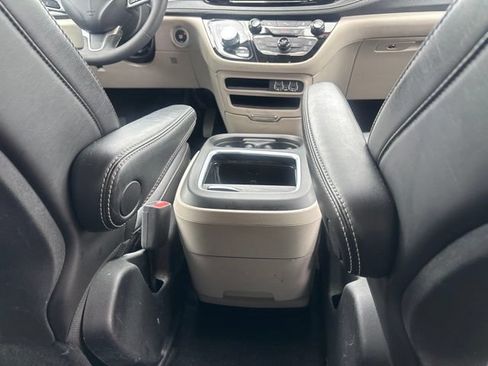 Used 2023 Chrysler Pacifica Touring-L FWD image 26