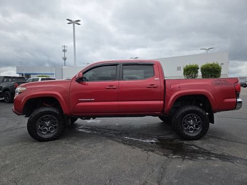 Used 2018 Toyota Tacoma SR5 AWD/4WD image 10