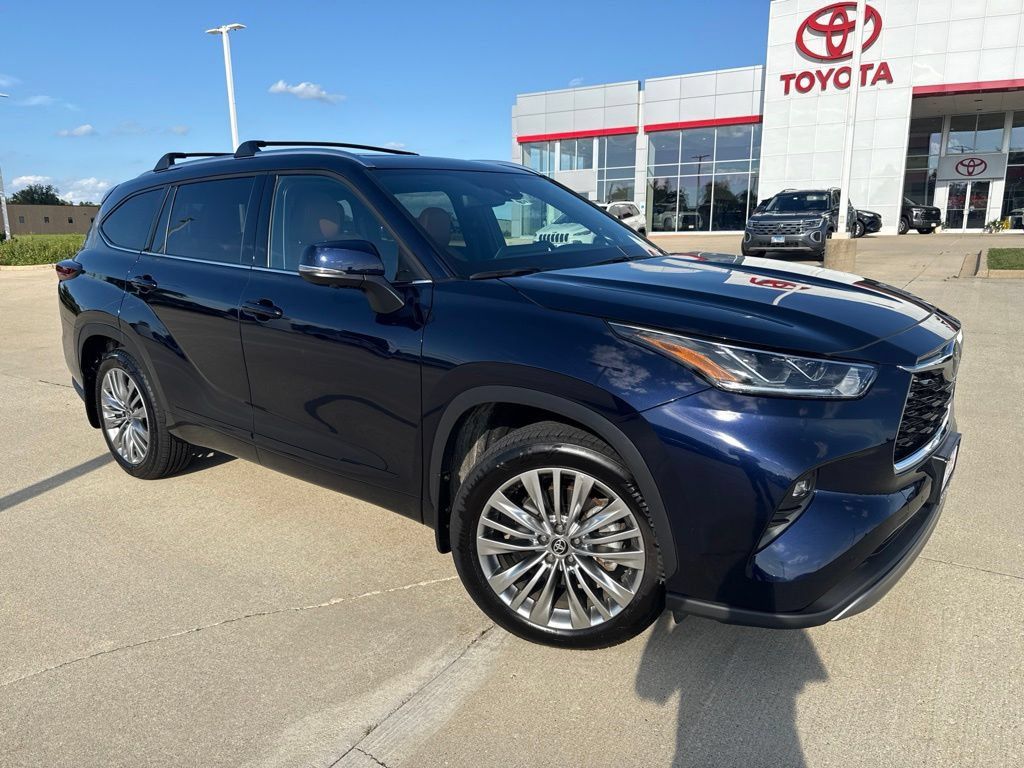 Certified 2026 Toyota Highlander Platinum AWD/4WD image 2