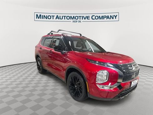 Used 2023 Mitsubishi Outlander SE Black Edition image 2