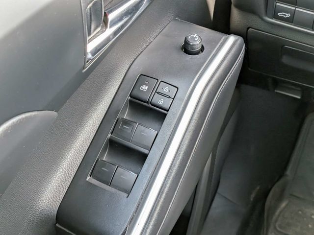 Used 2021 Toyota Highlander XLE FWD image 22