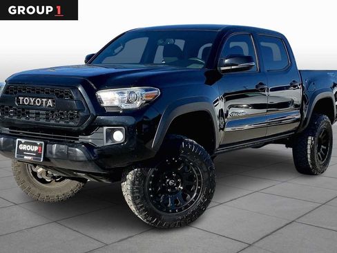 Used 2017 Toyota Tacoma TRD Off-Road w/ Tow Package (A/T) image 1