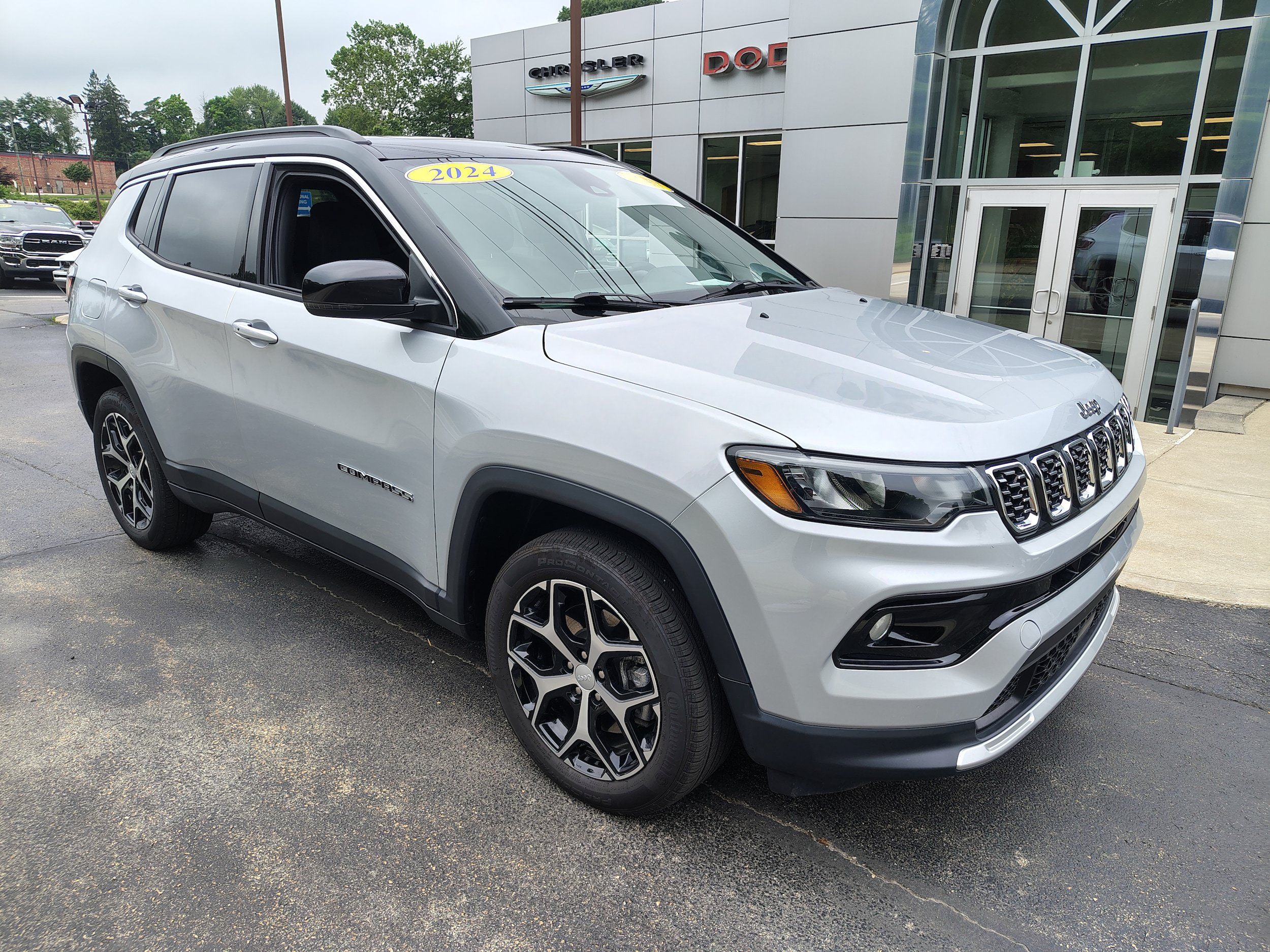 Certified 2024 Jeep Compass Limited w/ Sun and Sound Group AWD/4WD image 2