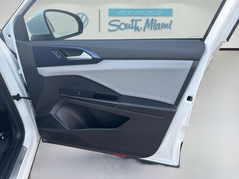 Certified 2022 Volkswagen Taos SE FWD image 33