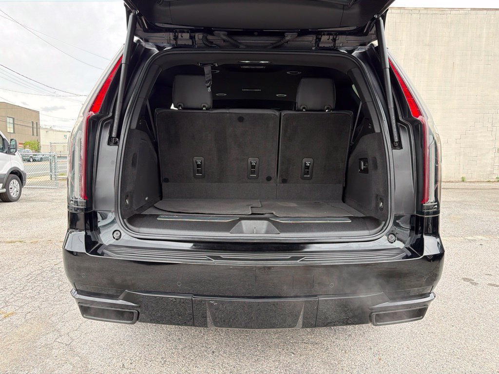 Used 2023 Cadillac Escalade Luxury AWD/4WD image 9
