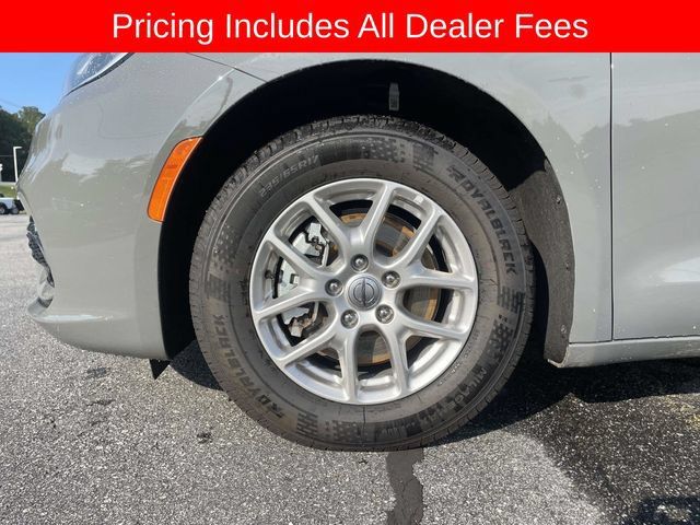 Used 2025 Chrysler Pacifica Select FWD image 9
