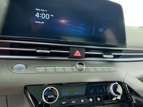 Used 2025 Hyundai Elantra SEL image 25