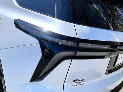 Used 2024 Chevrolet Traverse RS image 28