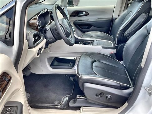 Used 2023 Chrysler Pacifica Limited image 12