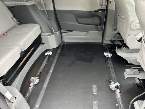 Used 2020 Toyota Sienna XLE Premium FWD image 5