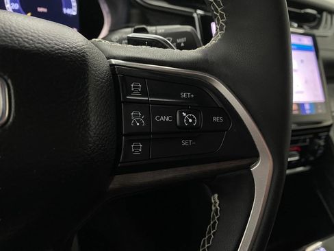 Used 2024 Jeep Grand Cherokee Limited w/ Black Appearance Package image 17