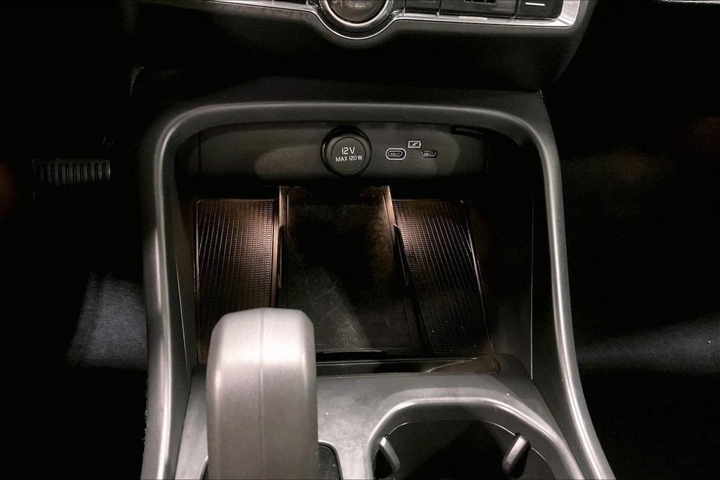 Certified 2024 Volvo XC40 B5 Core AWD/4WD image 17
