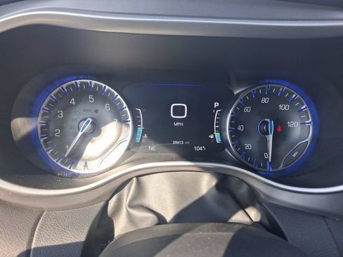 Used 2025 Chrysler Pacifica Select FWD image 18