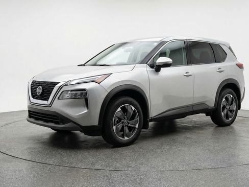 Used 2025 Nissan Rogue SV image 3