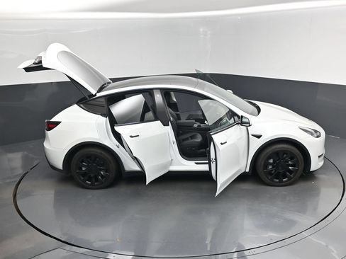 Used 2021 Tesla Model Y Long Range AWD/4WD image 18