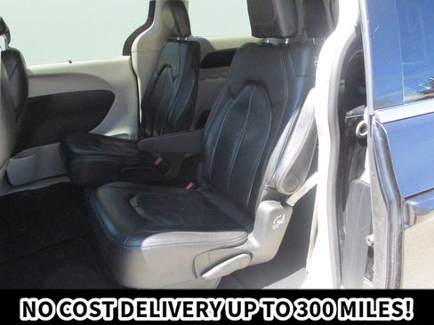 Used 2020 Chrysler Pacifica Touring-L FWD image 17