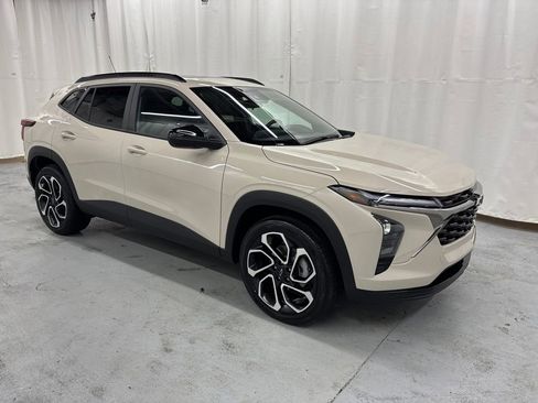 Used 2026 Chevrolet Trax RS w/ Sunroof Package image 7