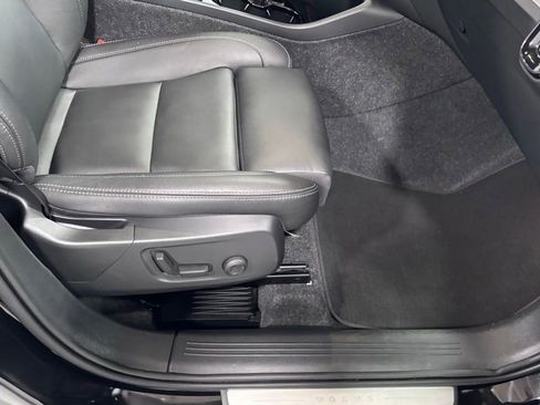 Certified 2025 Volvo XC40 B5 Plus AWD/4WD image 18