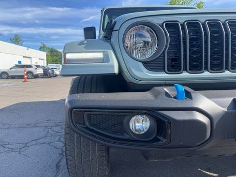 Used 2024 Jeep Wrangler Unlimited w/ Convenience Group AWD/4WD image 10