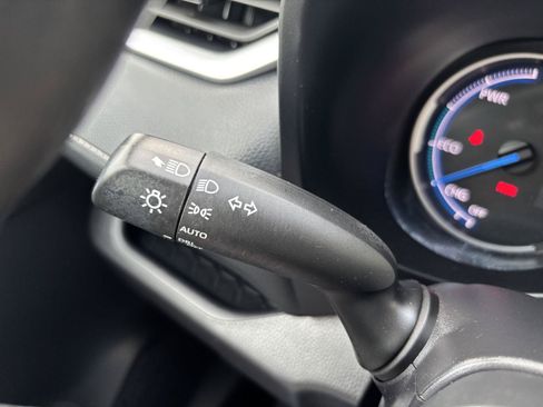 Used 2025 Toyota RAV4 XLE AWD/4WD image 32