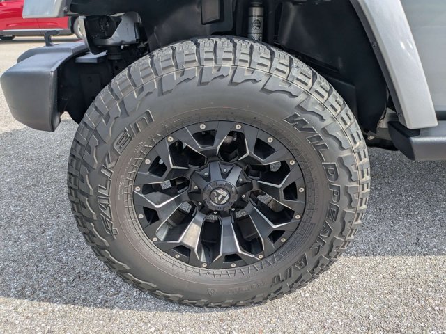 Used 2017 Jeep Wrangler Unlimited Sahara w/ Connectivity Group AWD/4WD image 11