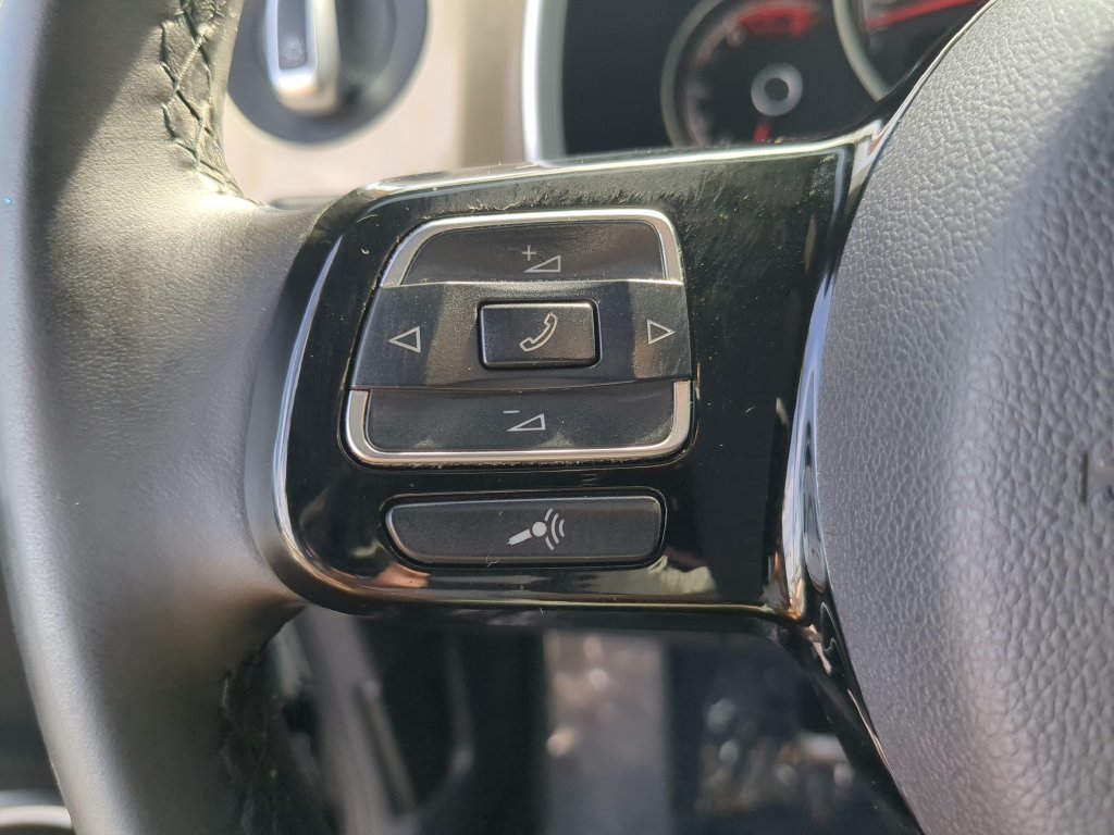 Used 2019 Volkswagen Beetle 2.0T SE FWD image 26