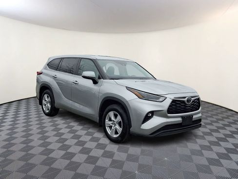 Used 2023 Toyota Highlander LE image 5