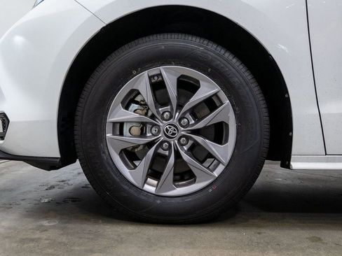 Used 2024 Toyota Sienna LE image 7