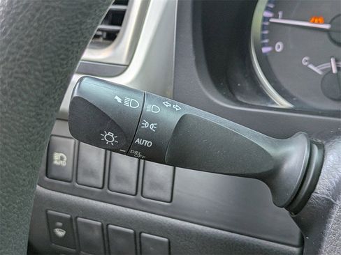 Used 2018 Toyota Highlander LE image 25