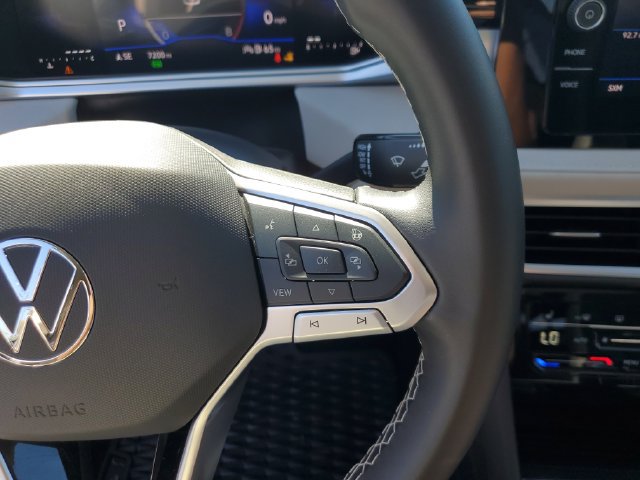 Certified 2025 Volkswagen Taos SE w/ Panoramic Sunroof Package FWD image 34