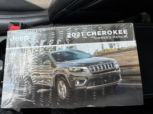 Used 2021 Jeep Cherokee Latitude Plus AWD/4WD image 22