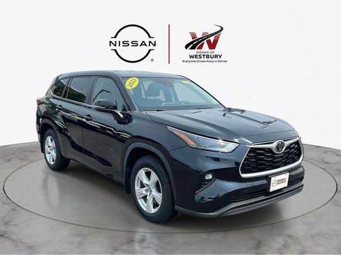Used 2023 Toyota Highlander LE FWD image 1