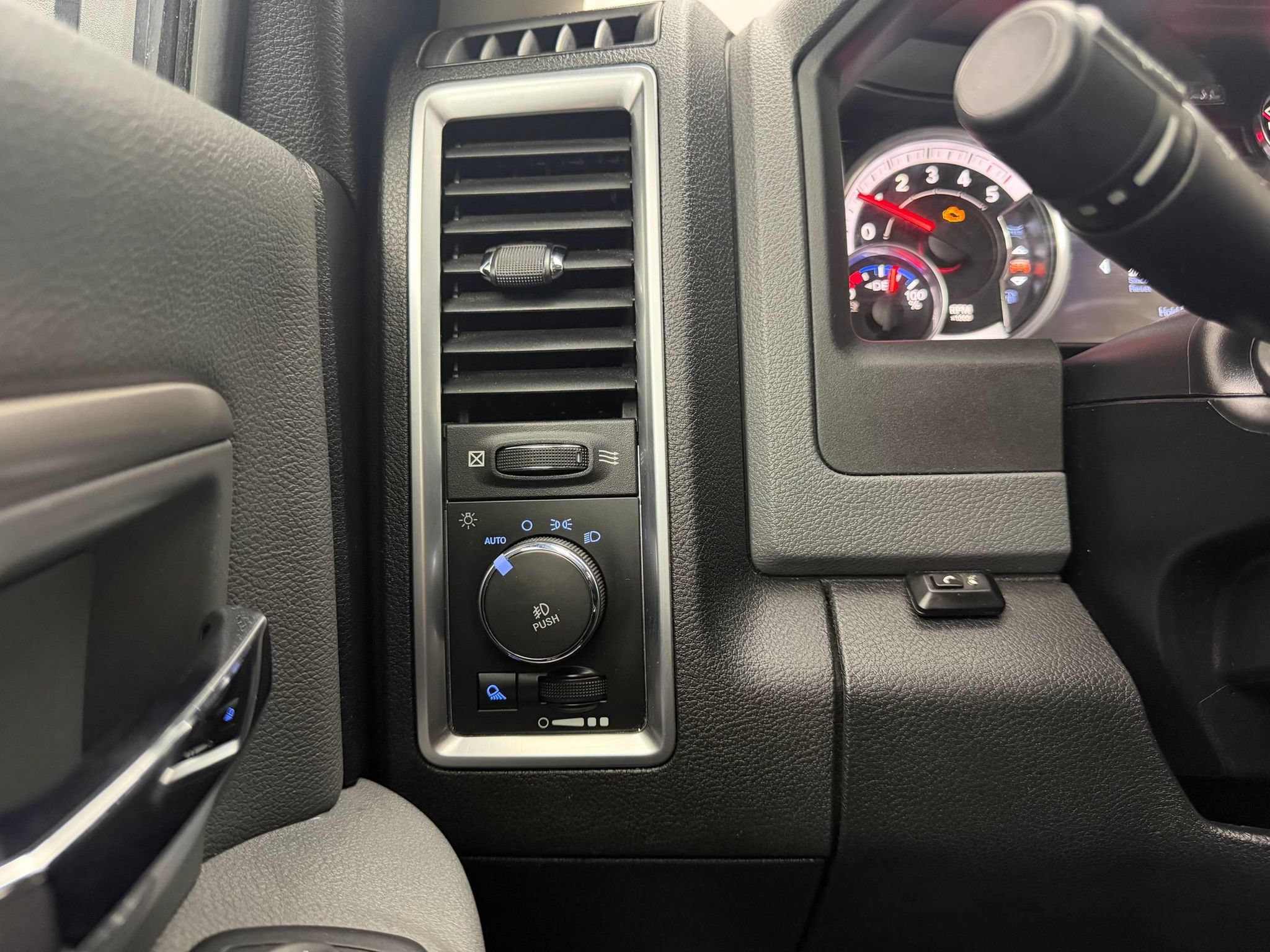 Used 2016 RAM 1500 Big Horn RWD image 32