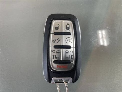 Used 2021 Chrysler Pacifica Touring FWD image 29