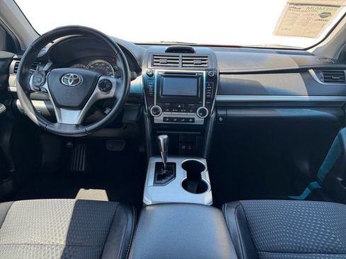 Used 2014 Toyota Camry SE w/ Moonroof Package FWD image 12
