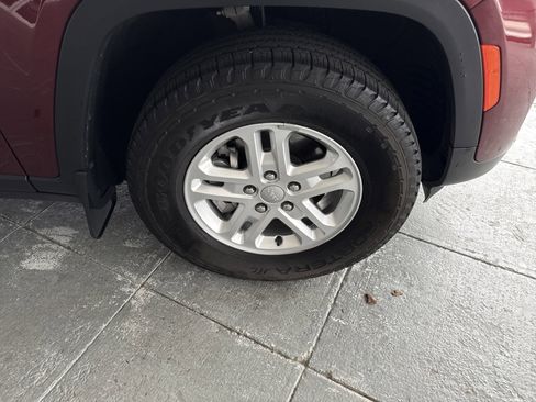 Used 2023 Jeep Grand Cherokee Limited image 12