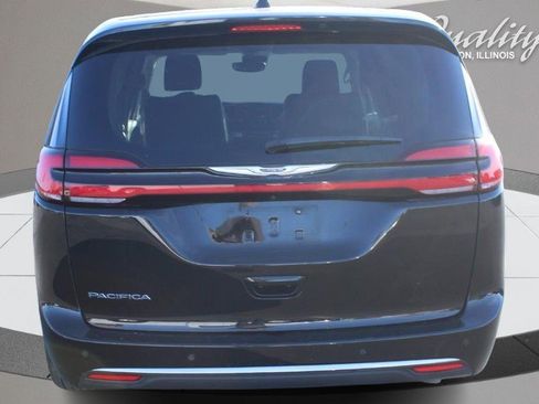 Used 2024 Chrysler Pacifica Touring-L image 5