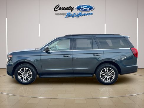 Used 2025 Ford Expedition Active AWD/4WD image 3