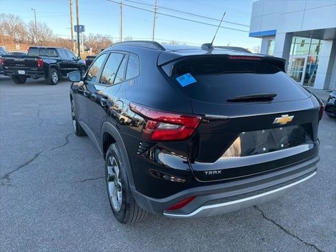 Used 2025 Chevrolet Trax LT w/ LT Convenience Package image 18