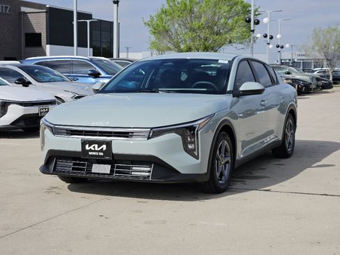 New 2026 Kia K4 LXS image 2