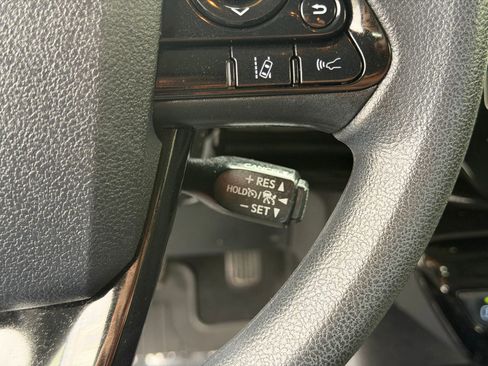 Used 2019 Toyota Prius LE AWD/4WD image 18