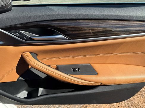 Used 2023 BMW 530e image 38