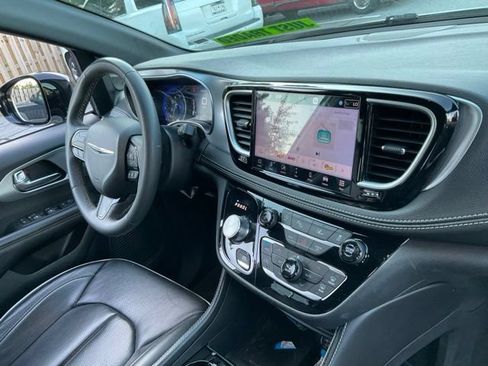 Used 2025 Chrysler Pacifica Limited FWD image 13