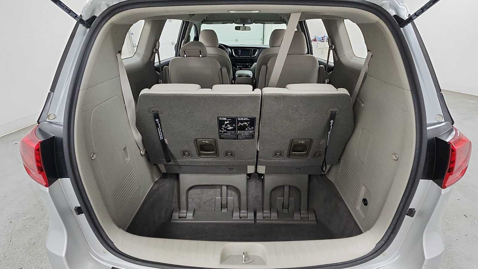 Used 2019 Kia Sedona L FWD image 27