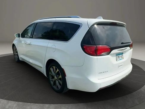 Used 2017 Chrysler Pacifica Limited w/ UConnect Theater Package FWD image 4